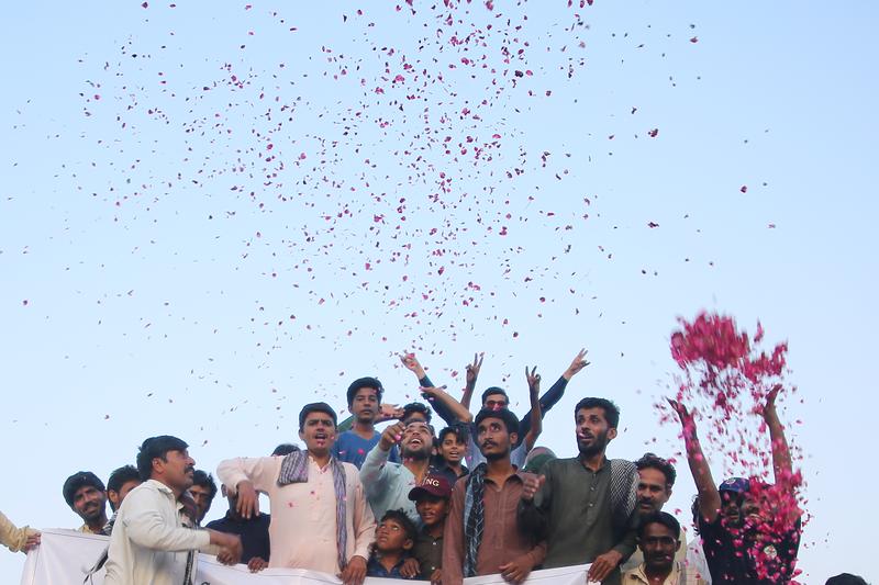 5月10日,在巴基斯坦东部旁遮普省木尔坦市,人们在巴基斯坦和印度宣布停火后庆祝。