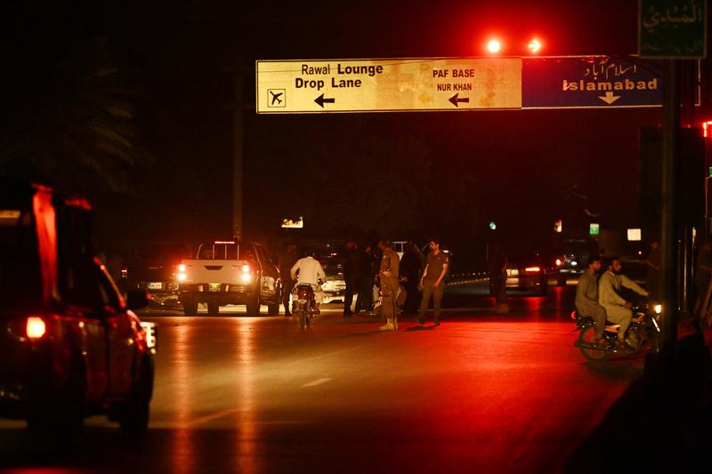 5月10日,警察在巴基斯坦拉瓦尔品第的努尔·汗空军基地附近检查来往车辆。